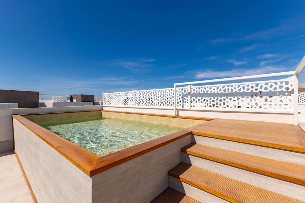 Deluxe penthouse front line to the beach by Valcambre