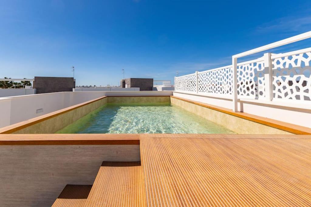 Deluxe penthouse front line to the beach by Valcambre