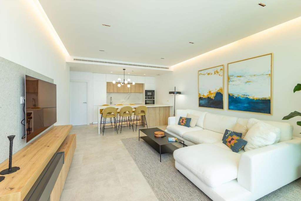 Deluxe penthouse front line to the beach by Valcambre