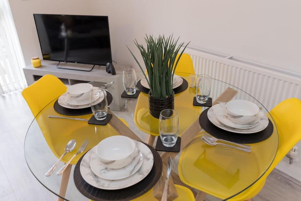 Deluxe 5'Bed House w- Parking - CITY CENTRE