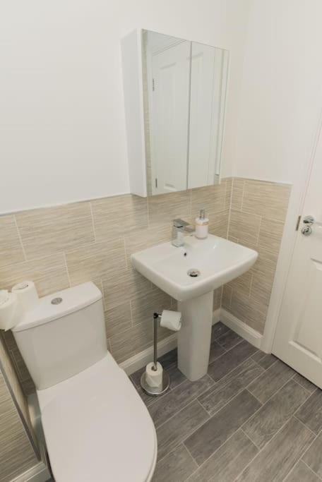 Deluxe 5'Bed House w- Parking - CITY CENTRE