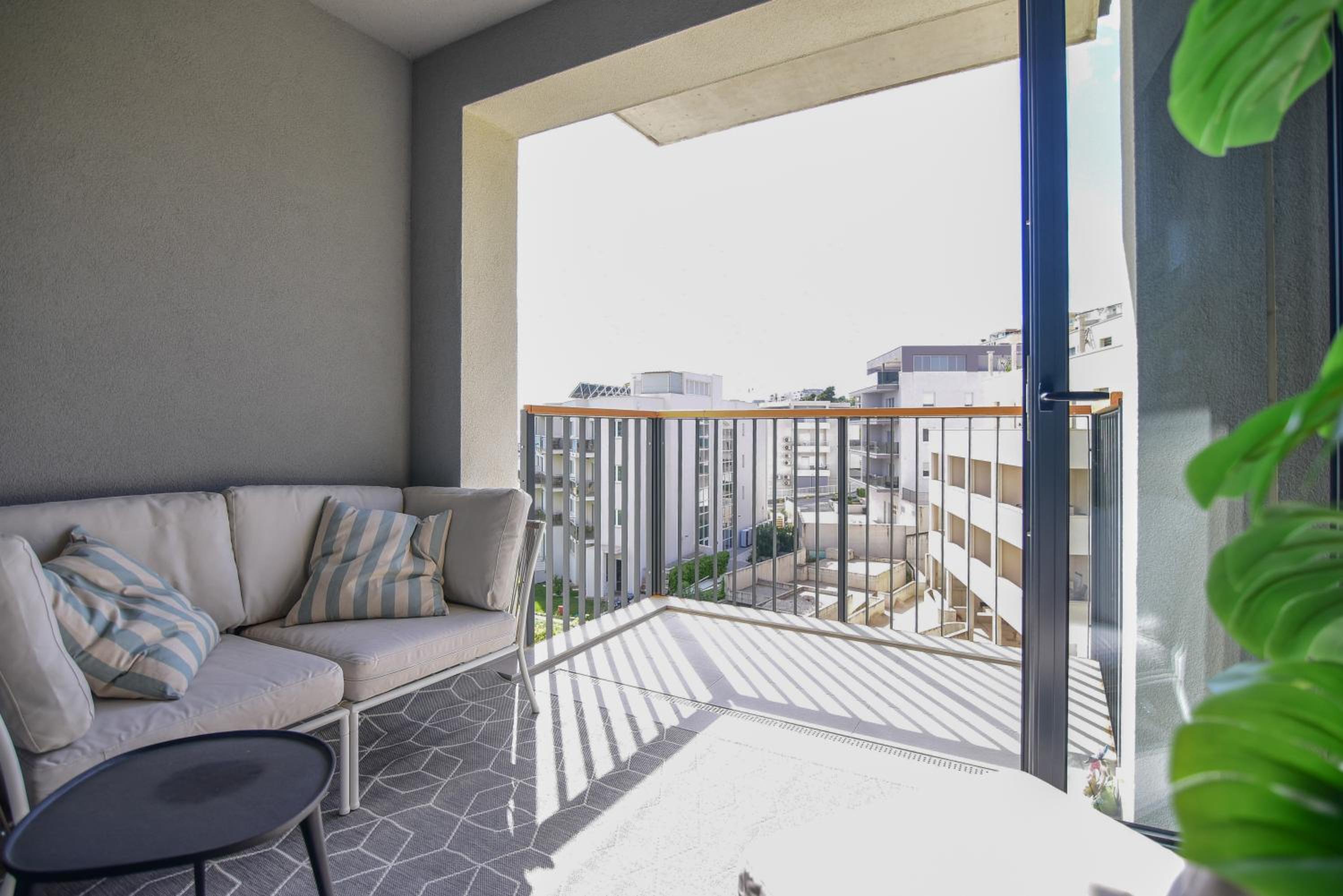 Beachfront apartment with private garage and amazing balcony with seaview photo 4