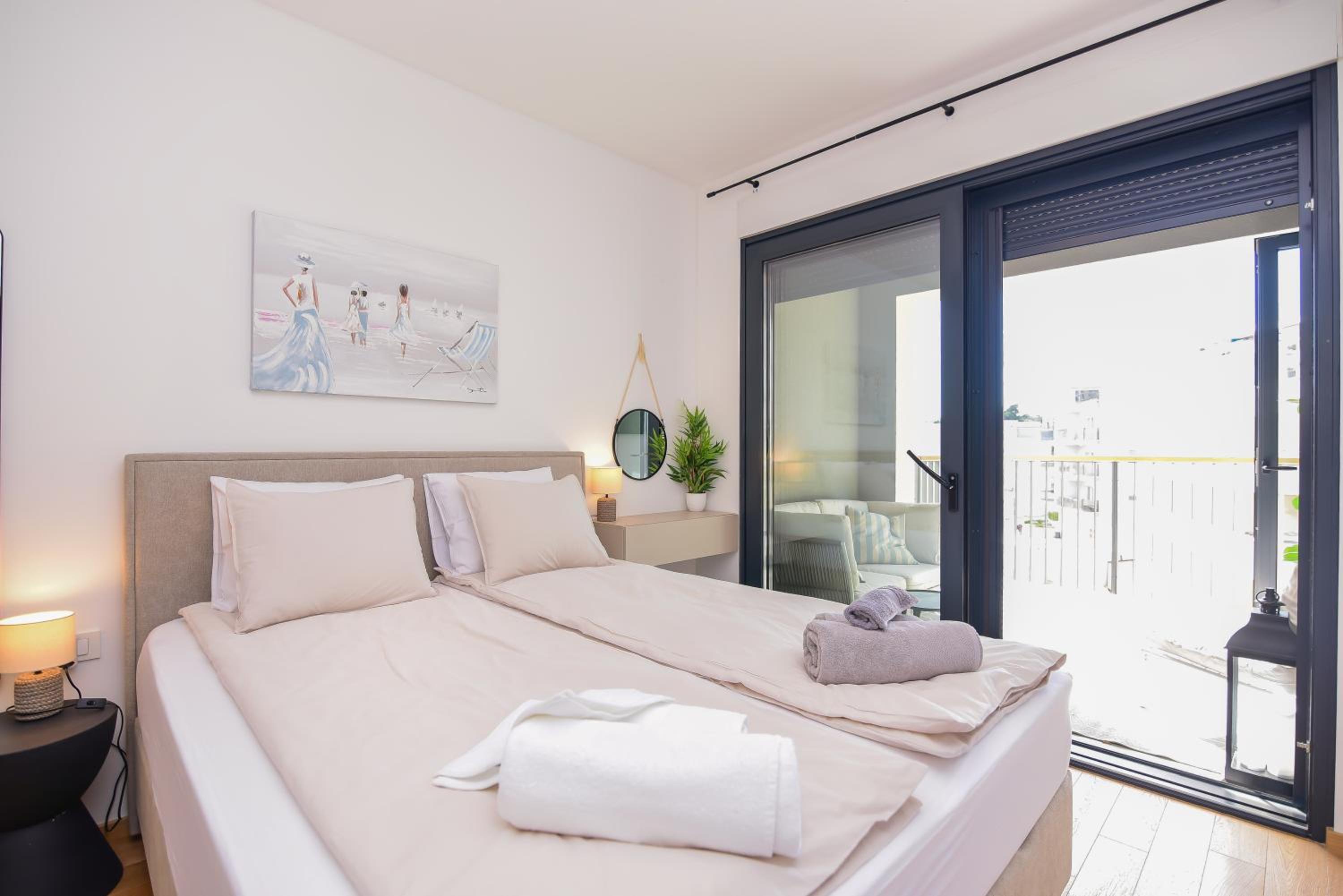 Beachfront apartment with private garage and amazing balcony with seaview photo 2