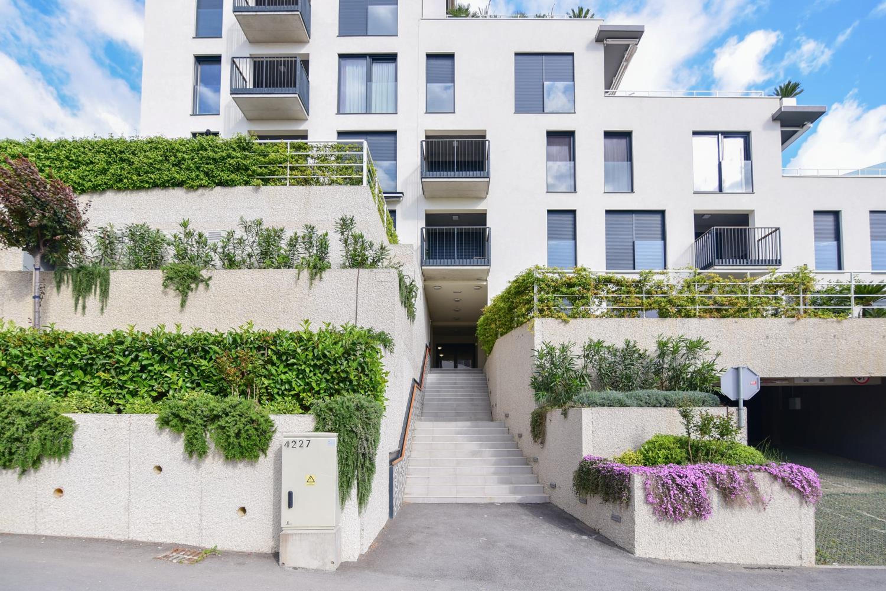 Beachfront apartment with private garage and amazing balcony with seaview — Split