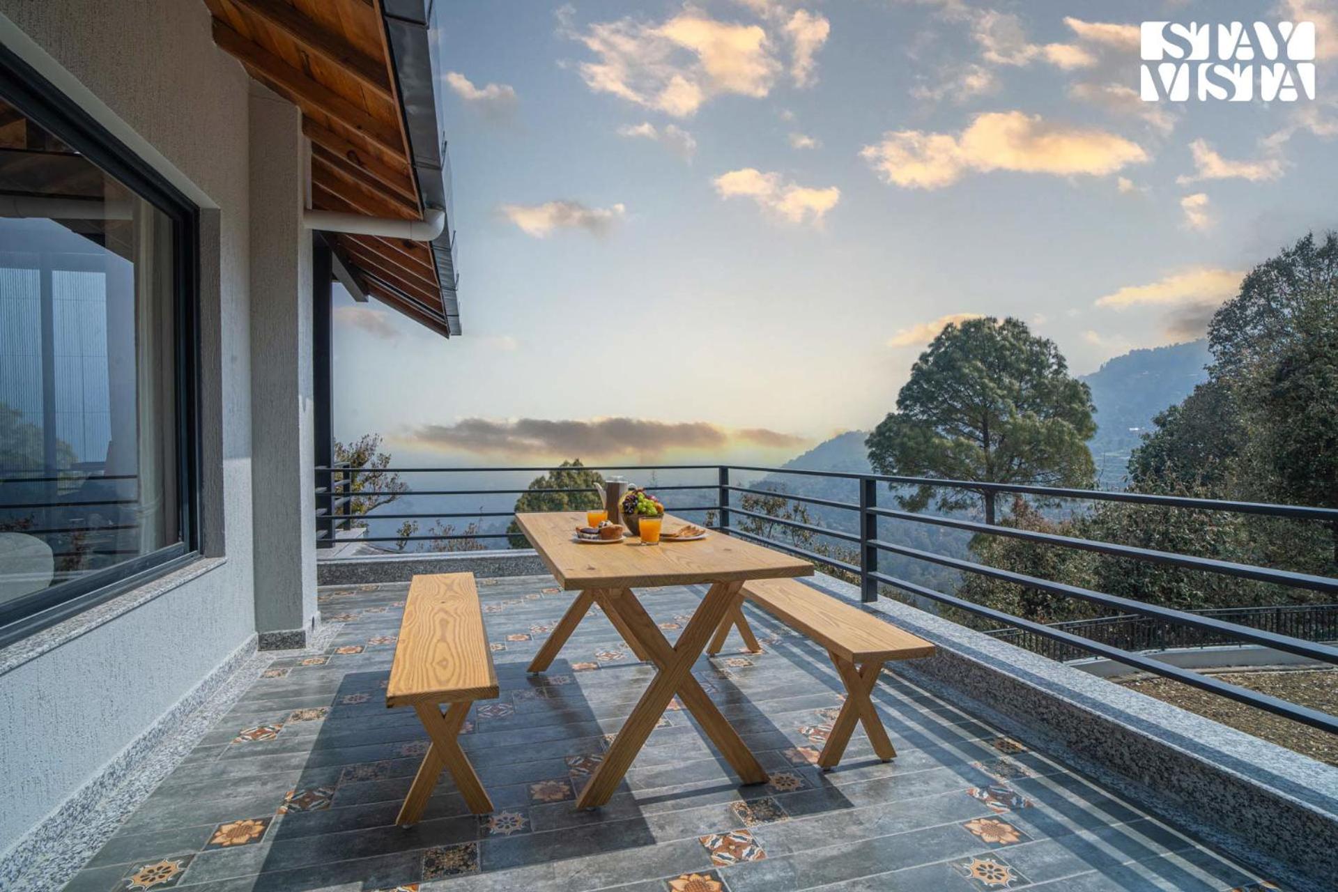 StayVista at Summerfield Manor with Lawn & Valley View