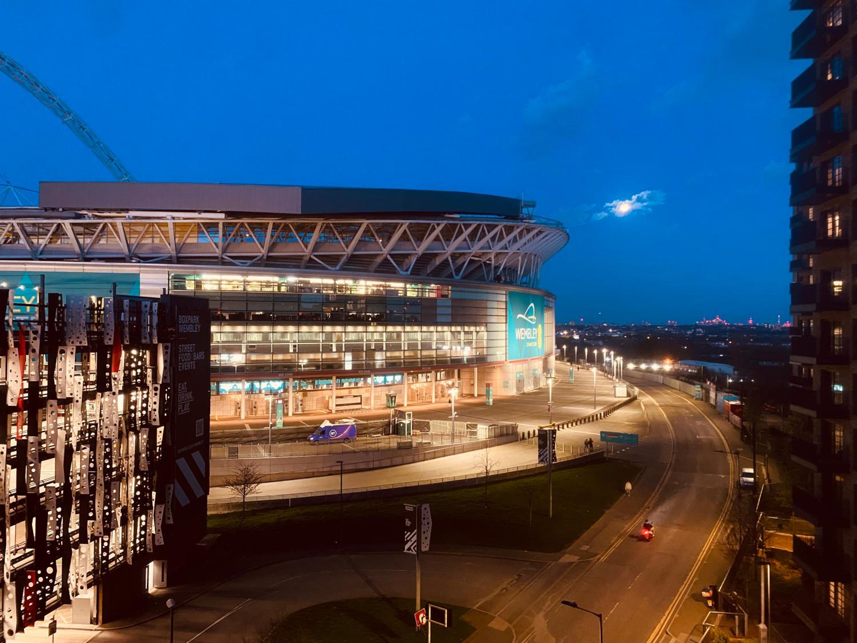 Homely 2-Bed Apartment with stunning Views Wembley photo 4
