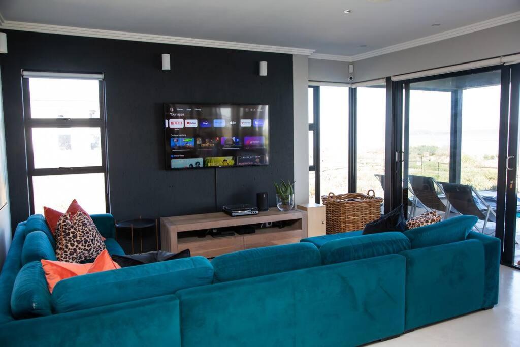 Villa ON The Beach with pool and inverter