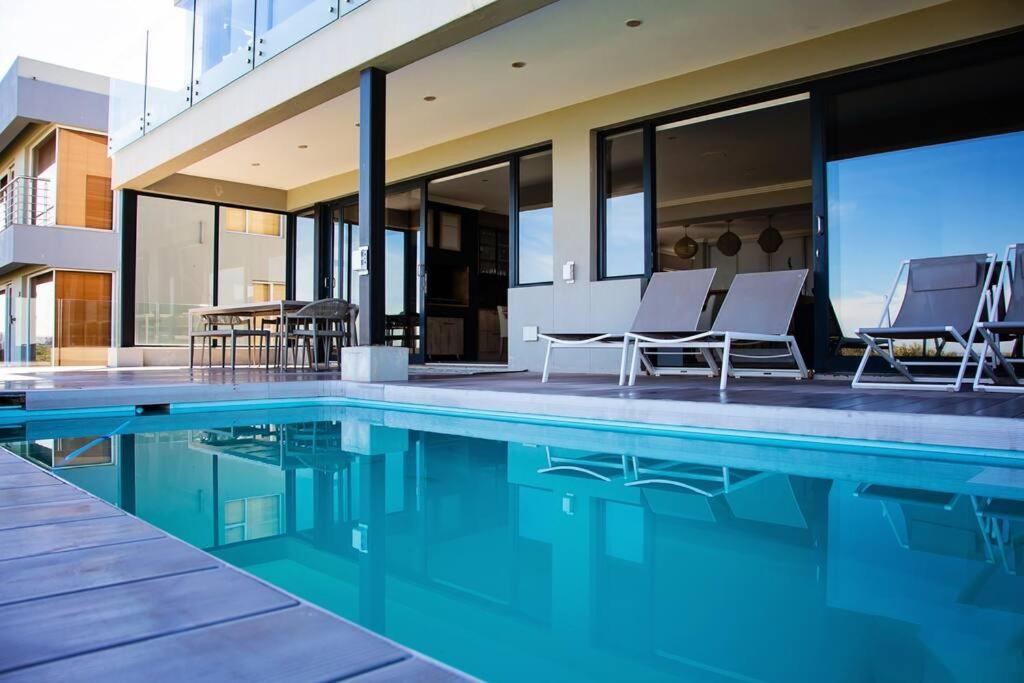 Villa ON The Beach with pool and inverter