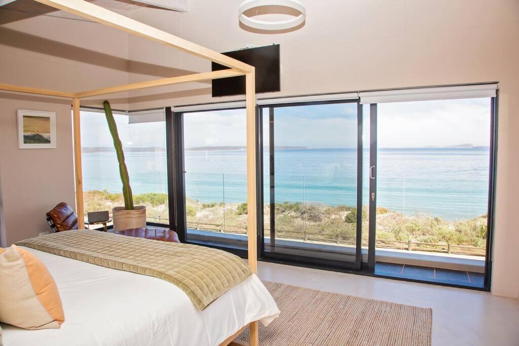 Villa ON The Beach with pool and inverter