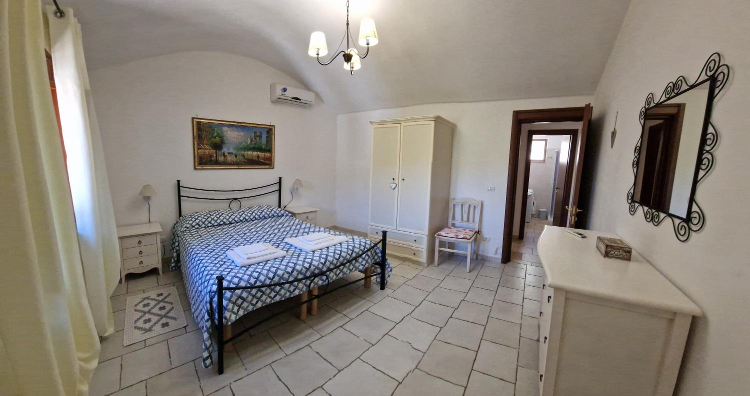 Trullo Grande Noce en Ostuni — hotel room