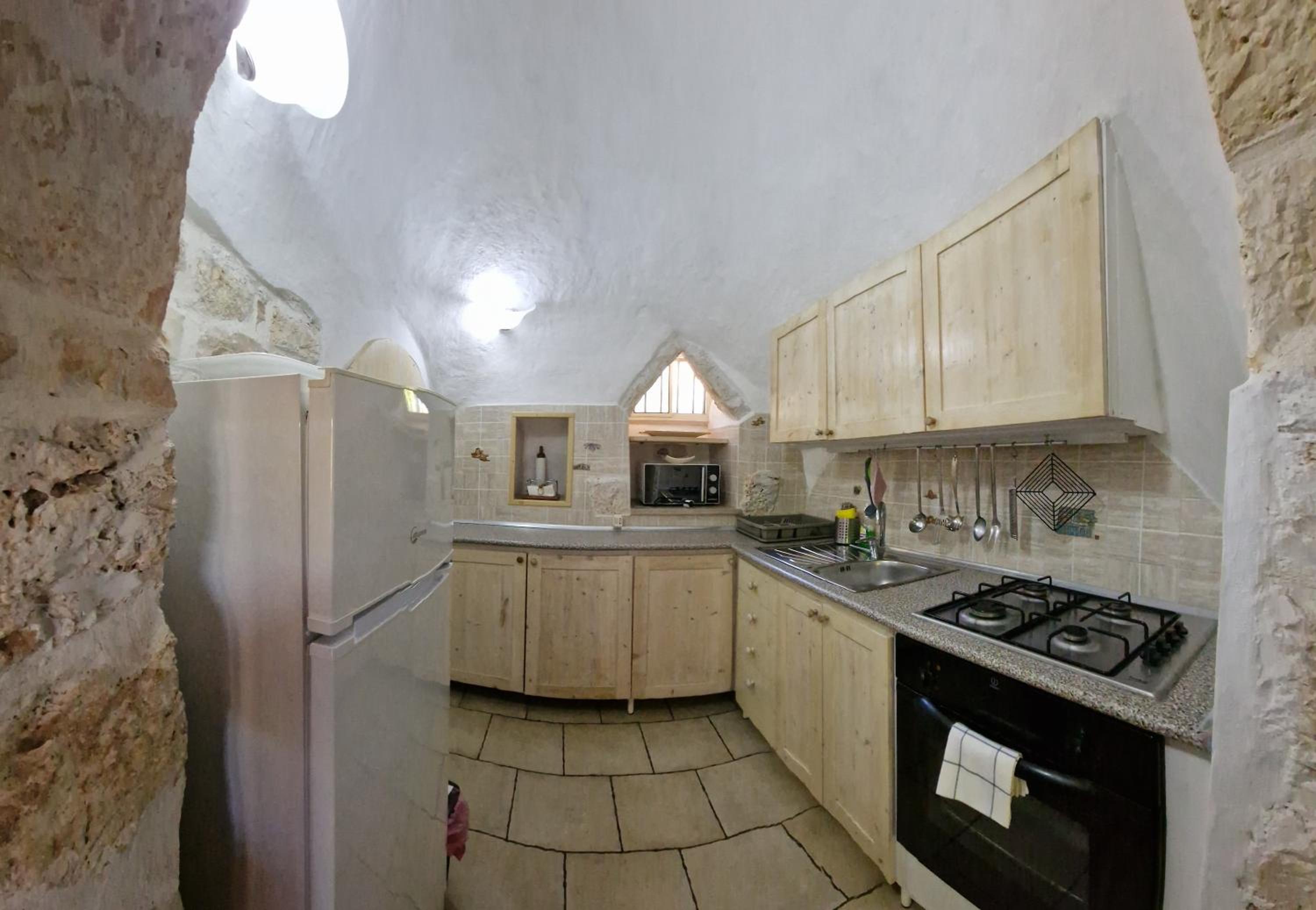 Trullo Grande Noce en Ostuni — kitchen