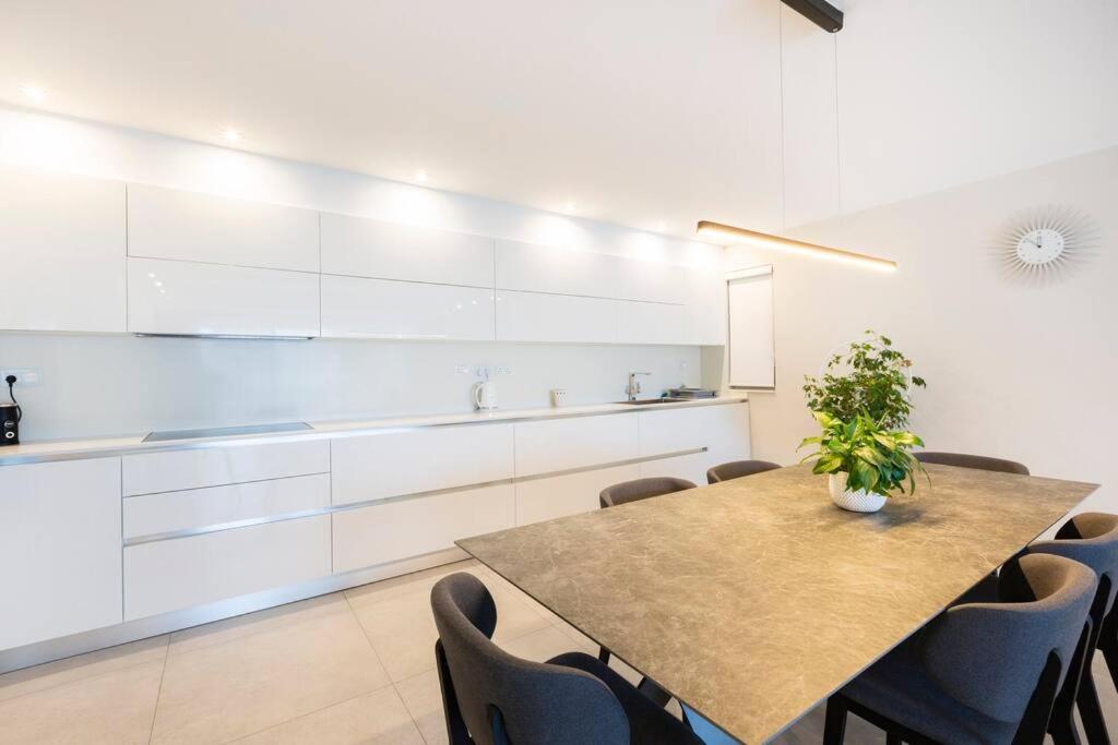 NGH12 - Lovely and Spacious 2 Bedroom Apartment