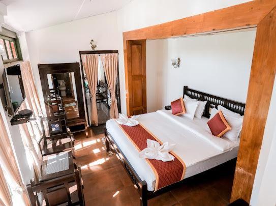 Lakefront Home Hotel