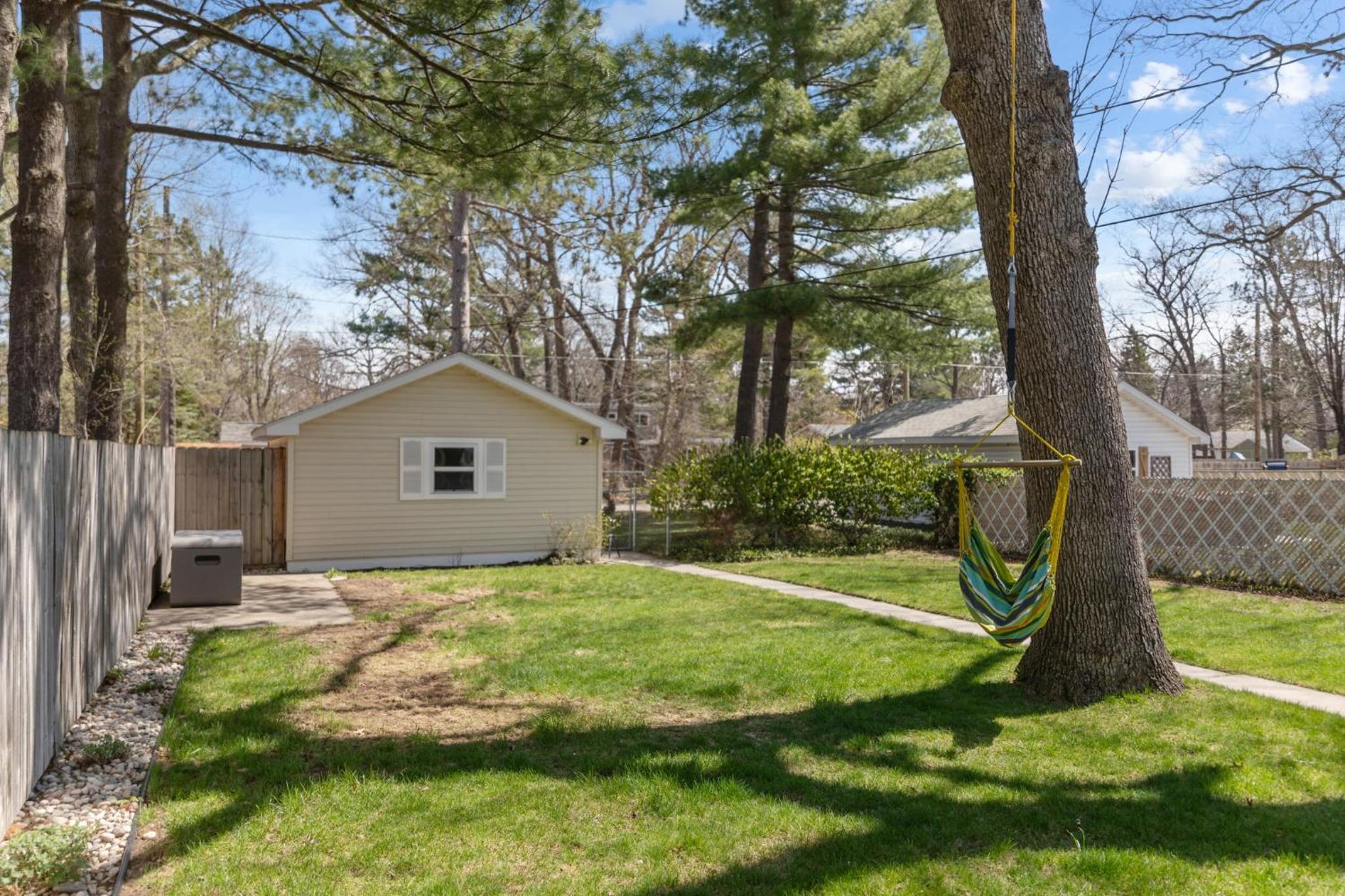 The Cochlin Cottage, AC, Fenced Backyard, Fire pit view 3