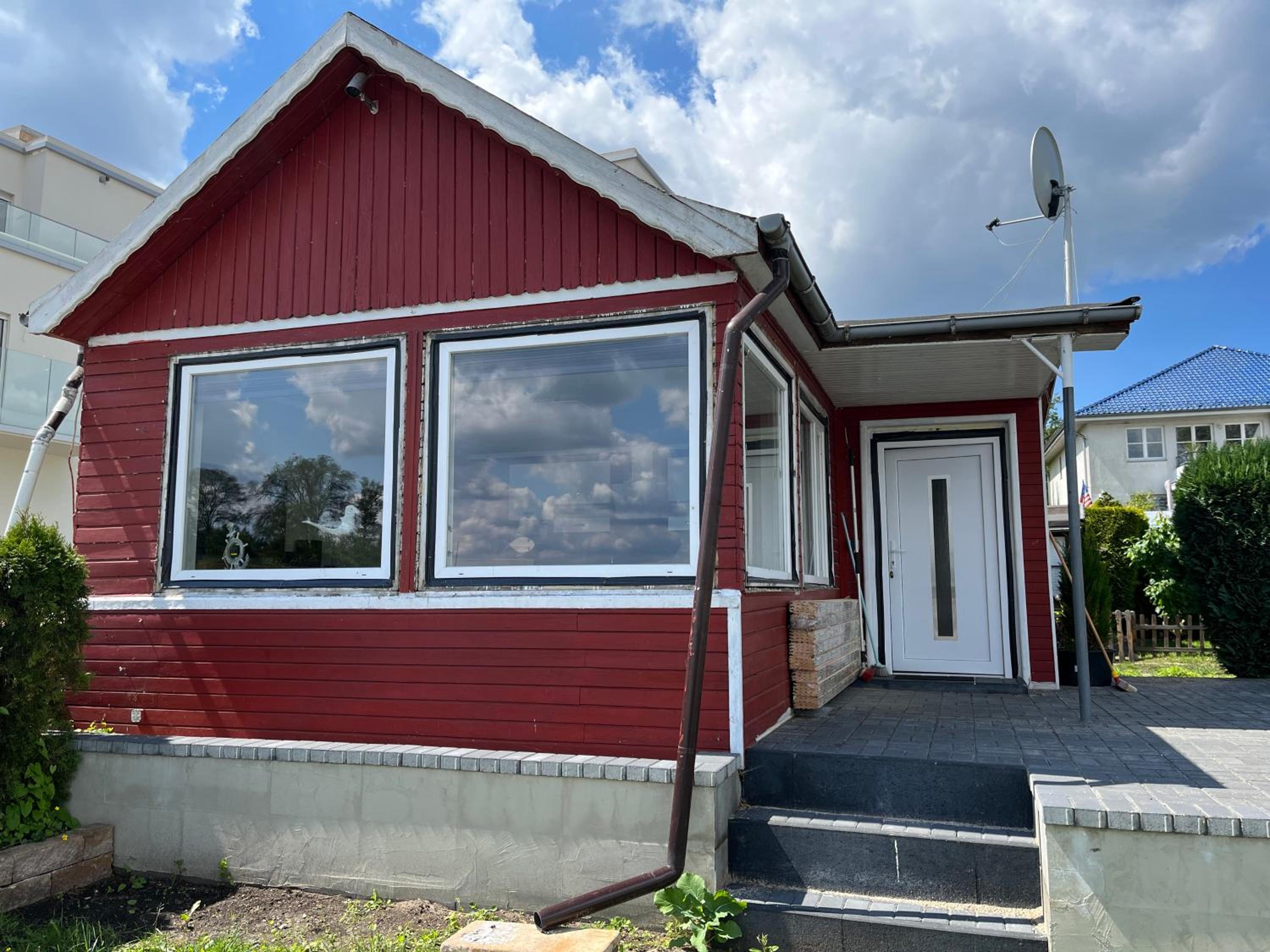 Bungalow direkt am See - Toilette und Dusche in separatem Gebäude