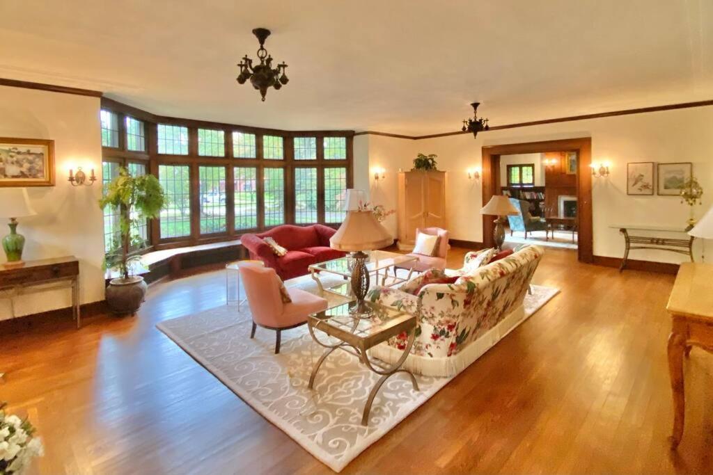 Luxurious Mansion for Large Groups