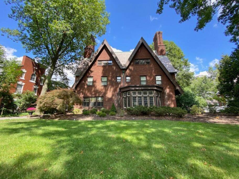 Luxurious Mansion for Large Groups