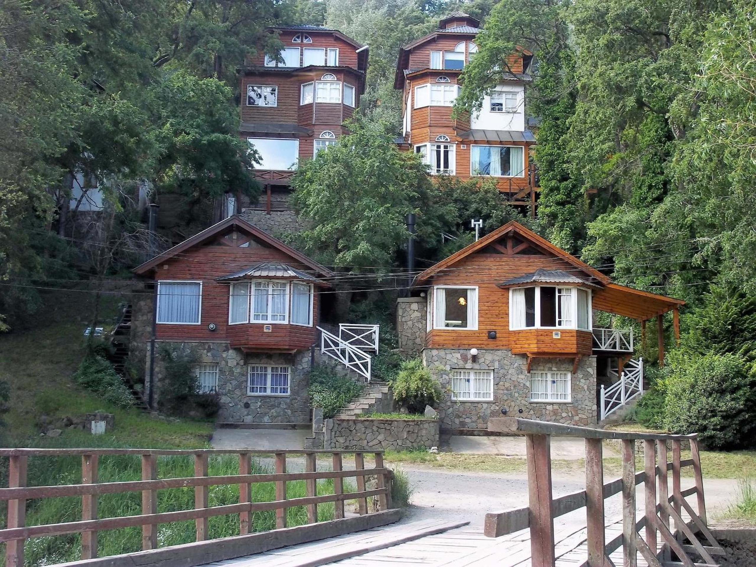 Cabaña frente al arroyo para 4/5 con hogar a leña