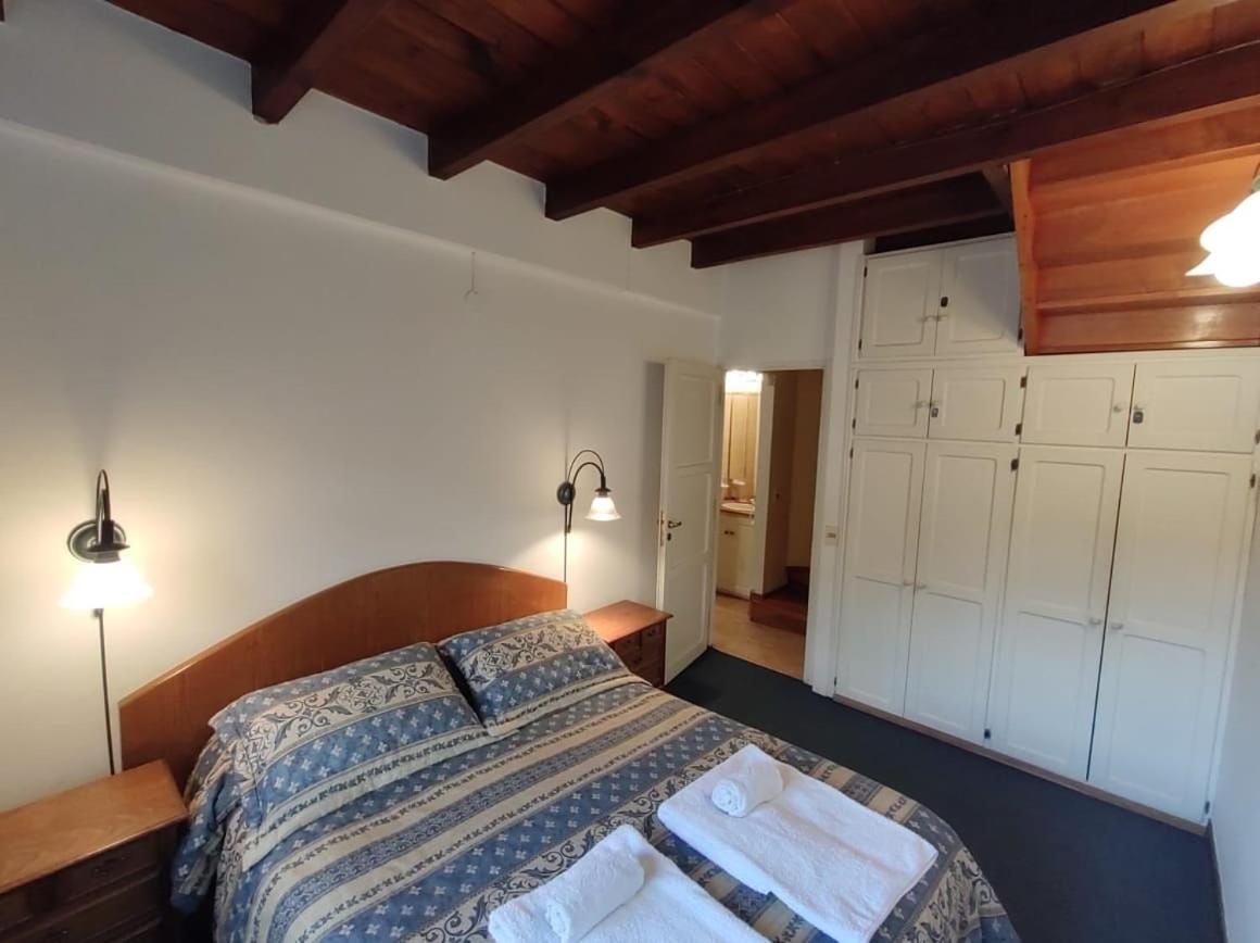 Cabaña frente al arroyo para 4/5 con hogar a leña