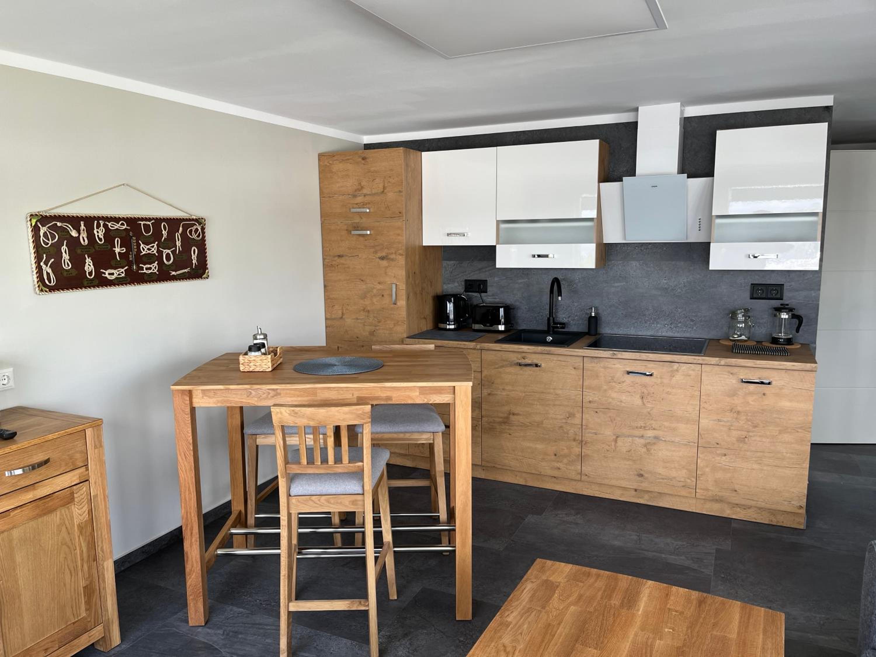 Bungalow direkt am See - Toilette und Dusche in separatem Gebäude