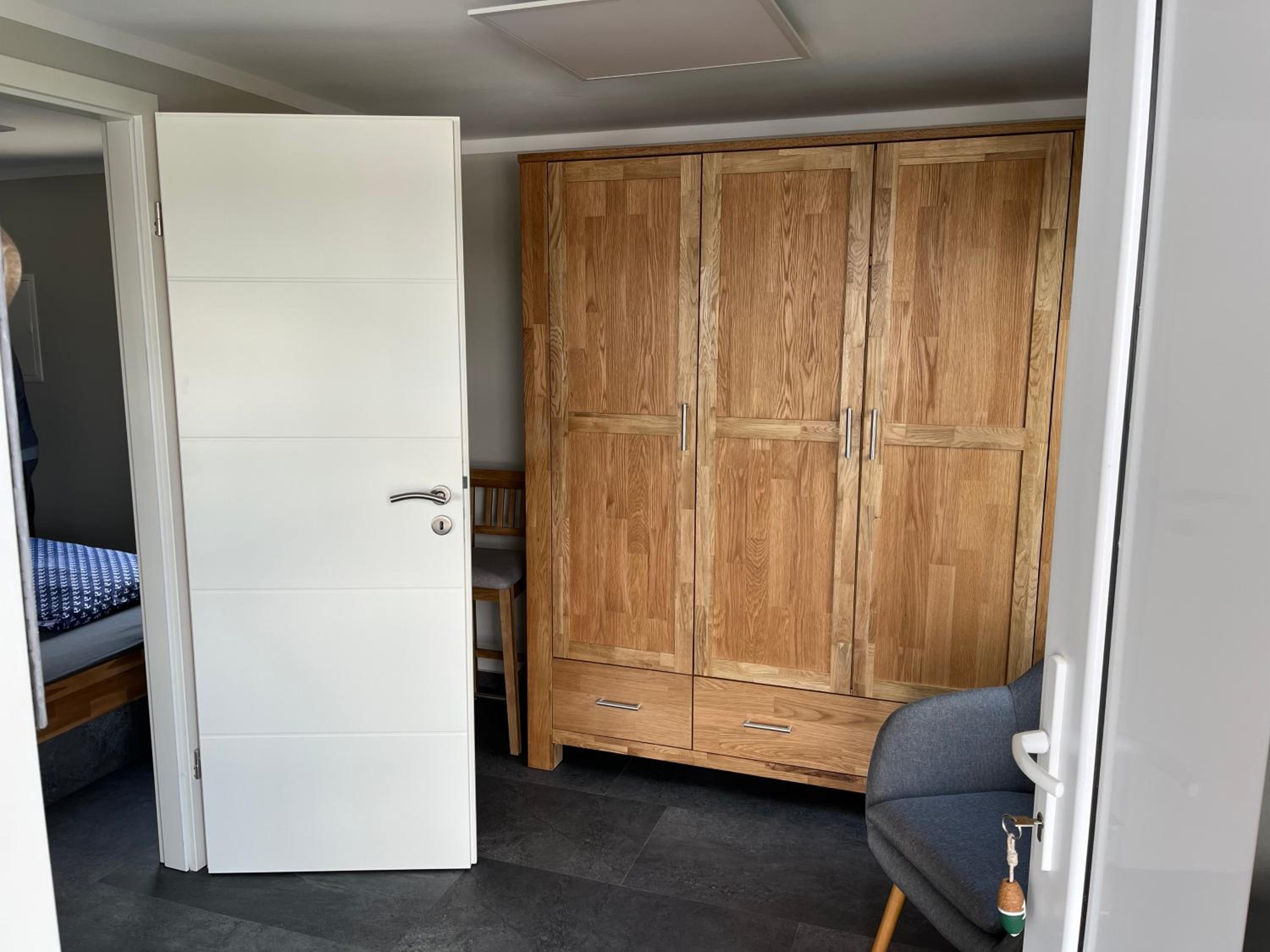 Bungalow direkt am See - Toilette und Dusche in separatem Gebäude