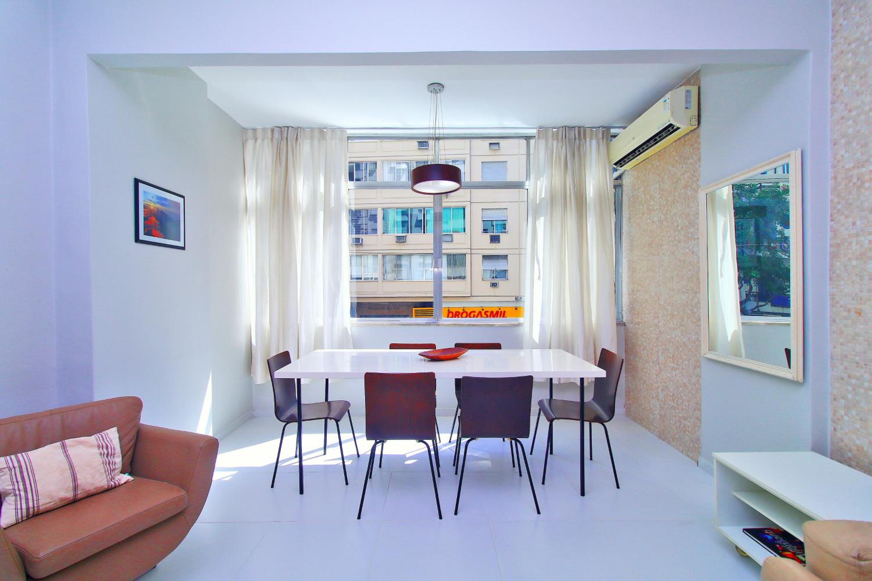 Apartamento em Copacabana a poucos passos da praia T004