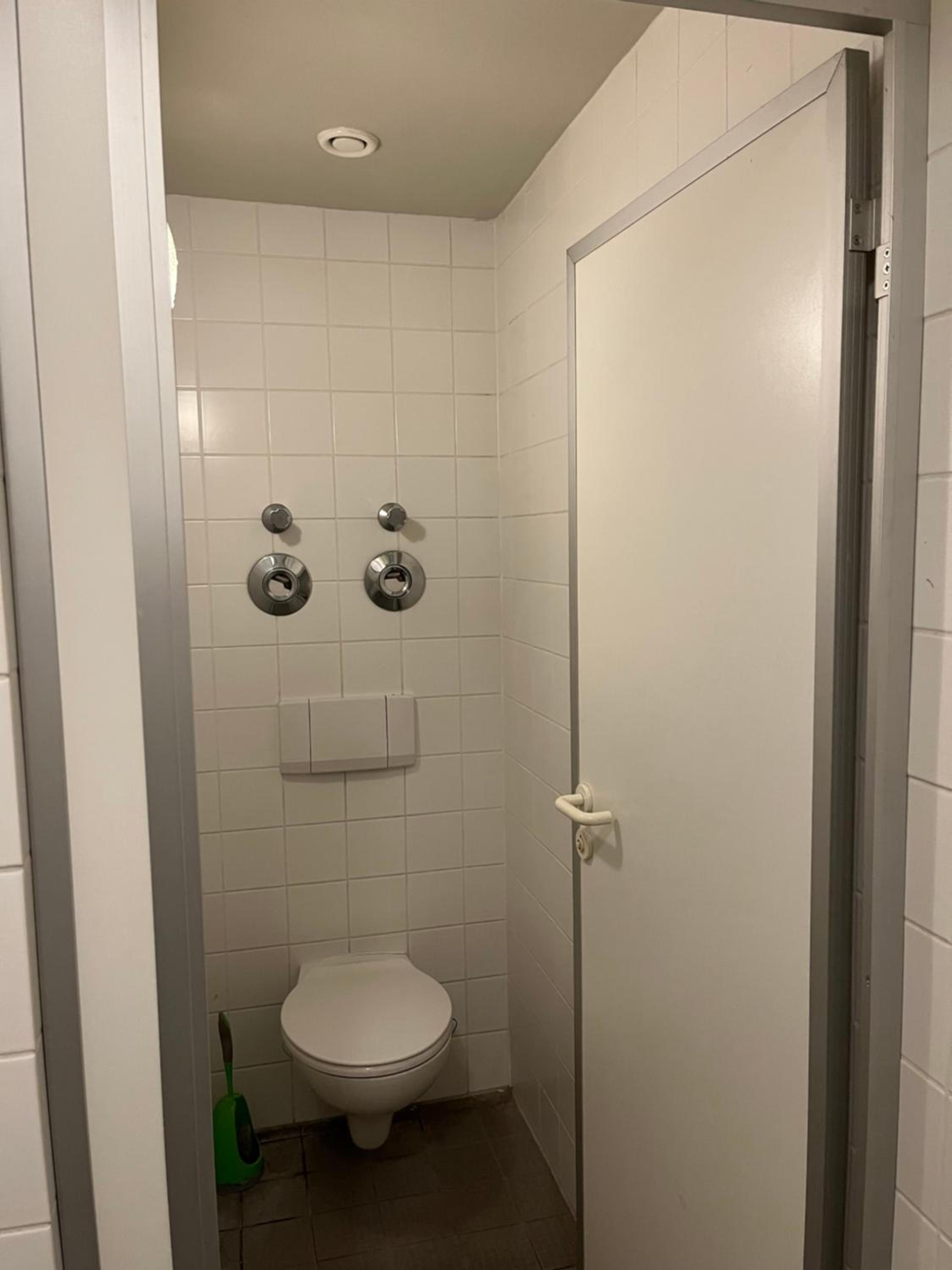 Bungalow direkt am See - Toilette und Dusche in separatem Gebäude