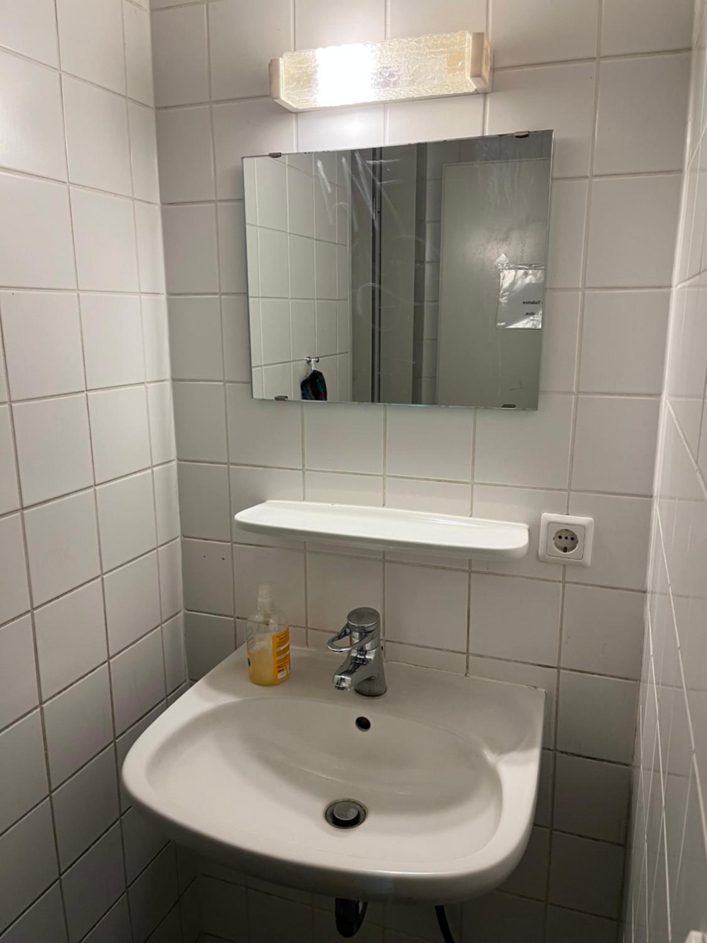 Bungalow direkt am See - Toilette und Dusche in separatem Gebäude