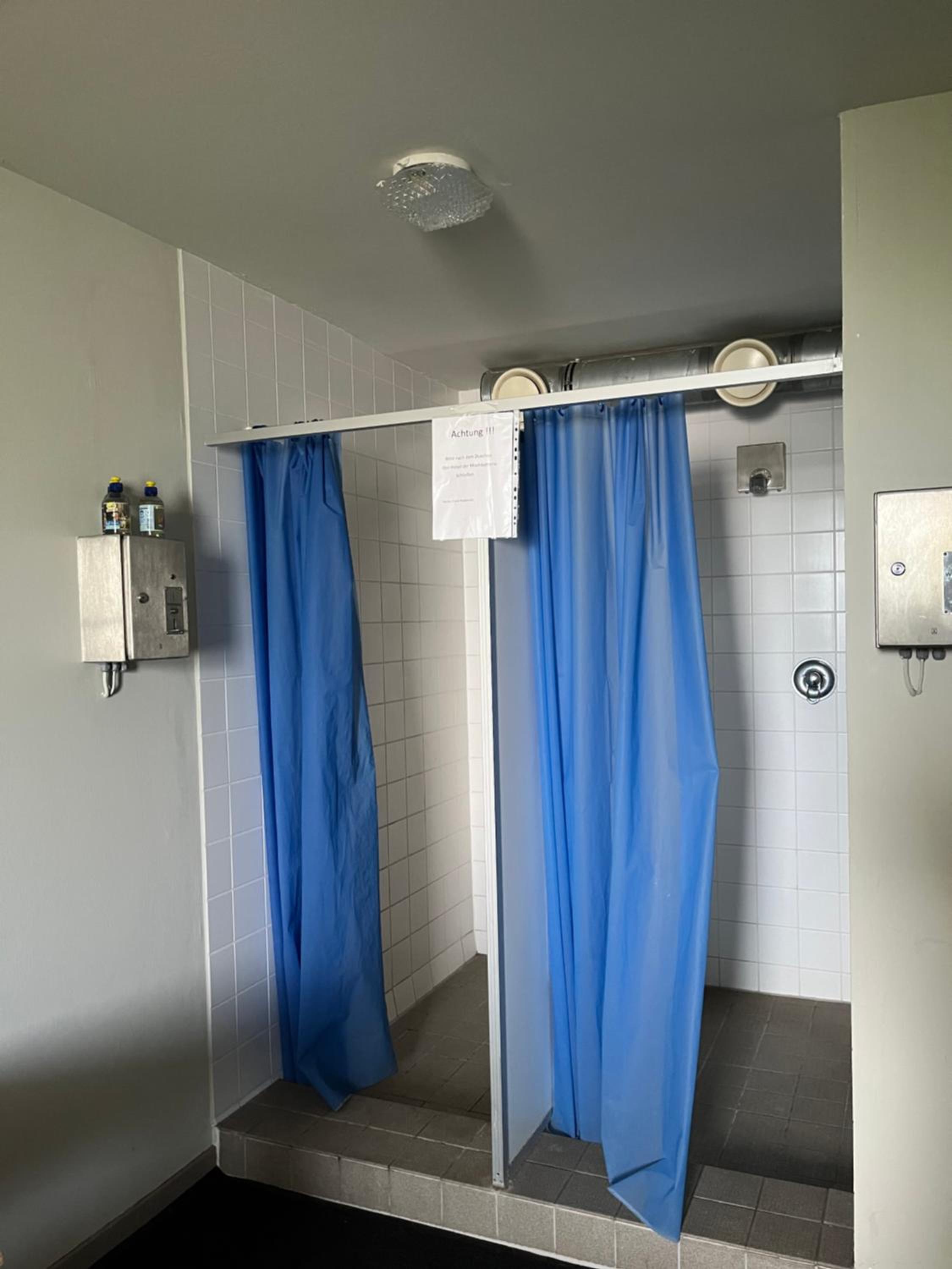 Bungalow direkt am See - Toilette und Dusche in separatem Gebäude