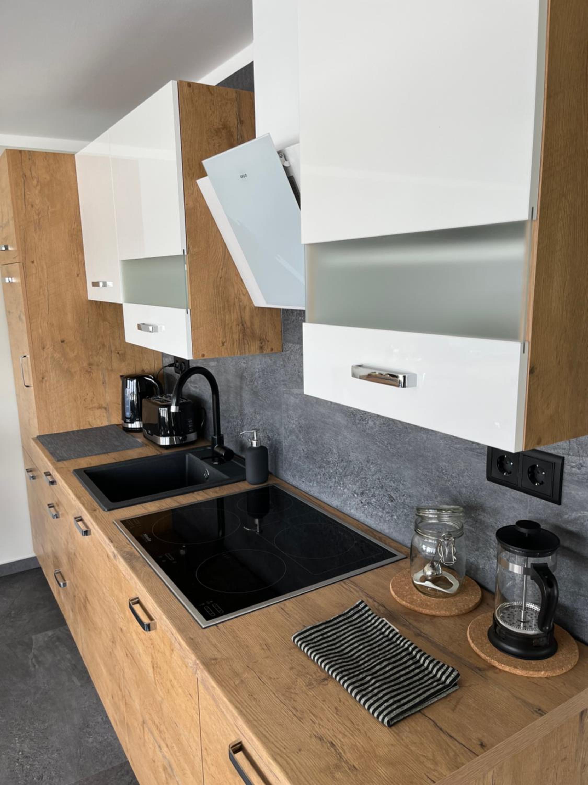 Bungalow direkt am See - Toilette und Dusche in separatem Gebäude