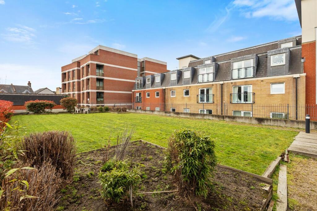 Spacious London apartment 5 min walk to Leytonstone Underground Station and 5 stops to zone 1