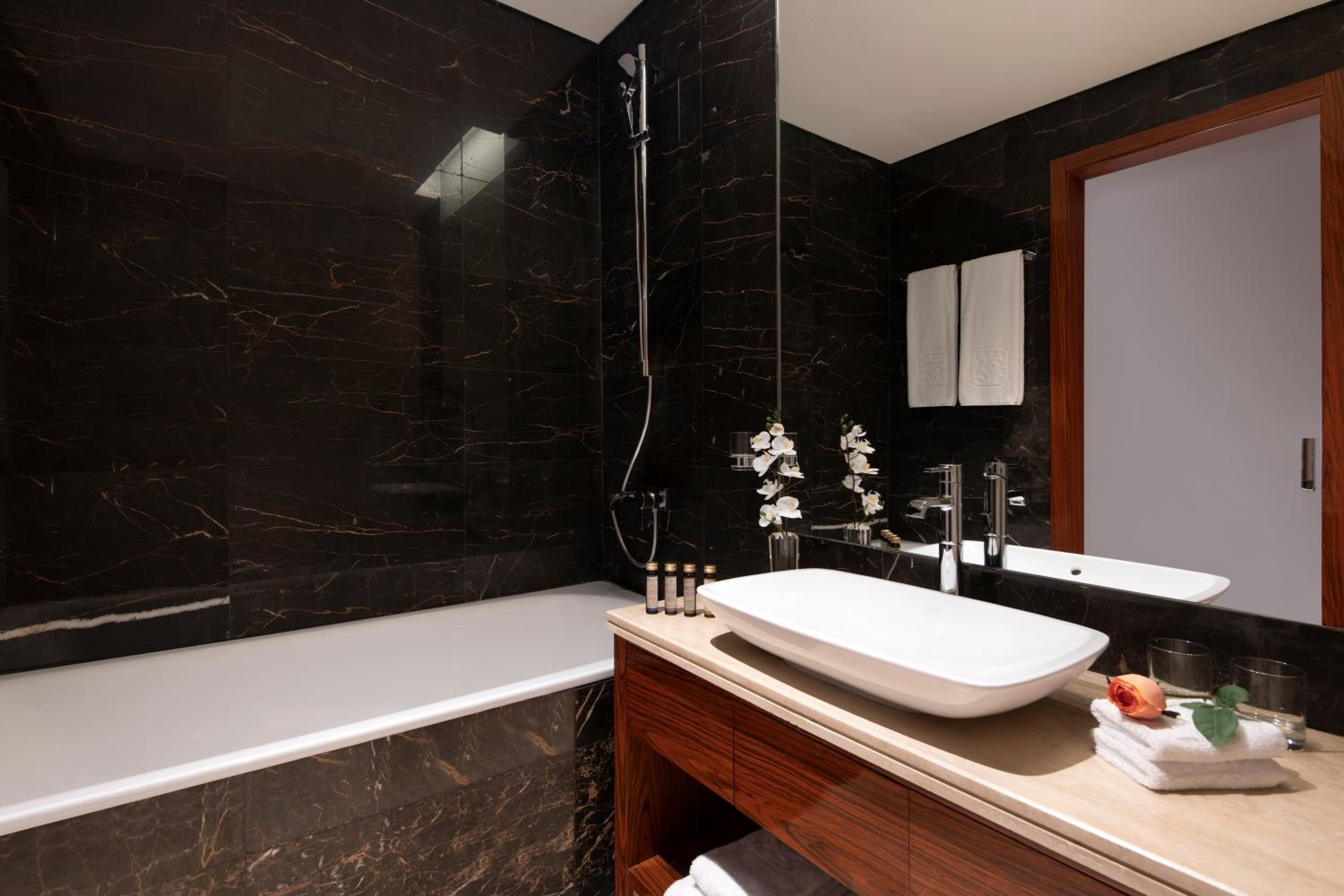 Photo 54 sur 101 de The Bentley Luxury Hotel & Suites