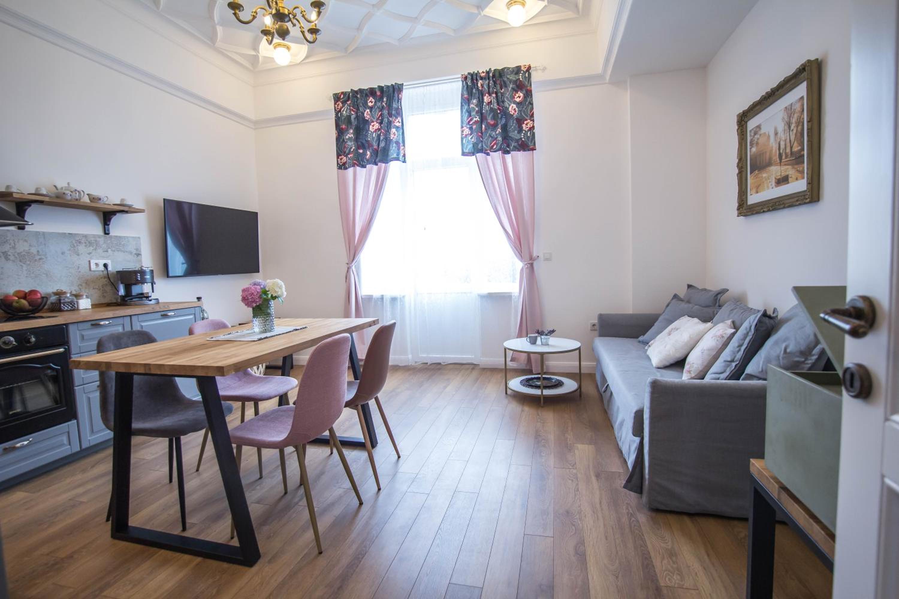 Lion's Bridge boutique 2BDRM apt, top center gem