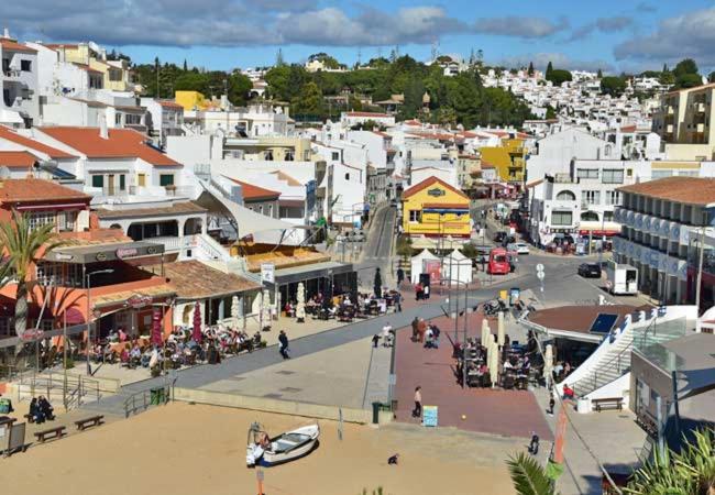 Spacious Two bedroom apt, 200m from the beach