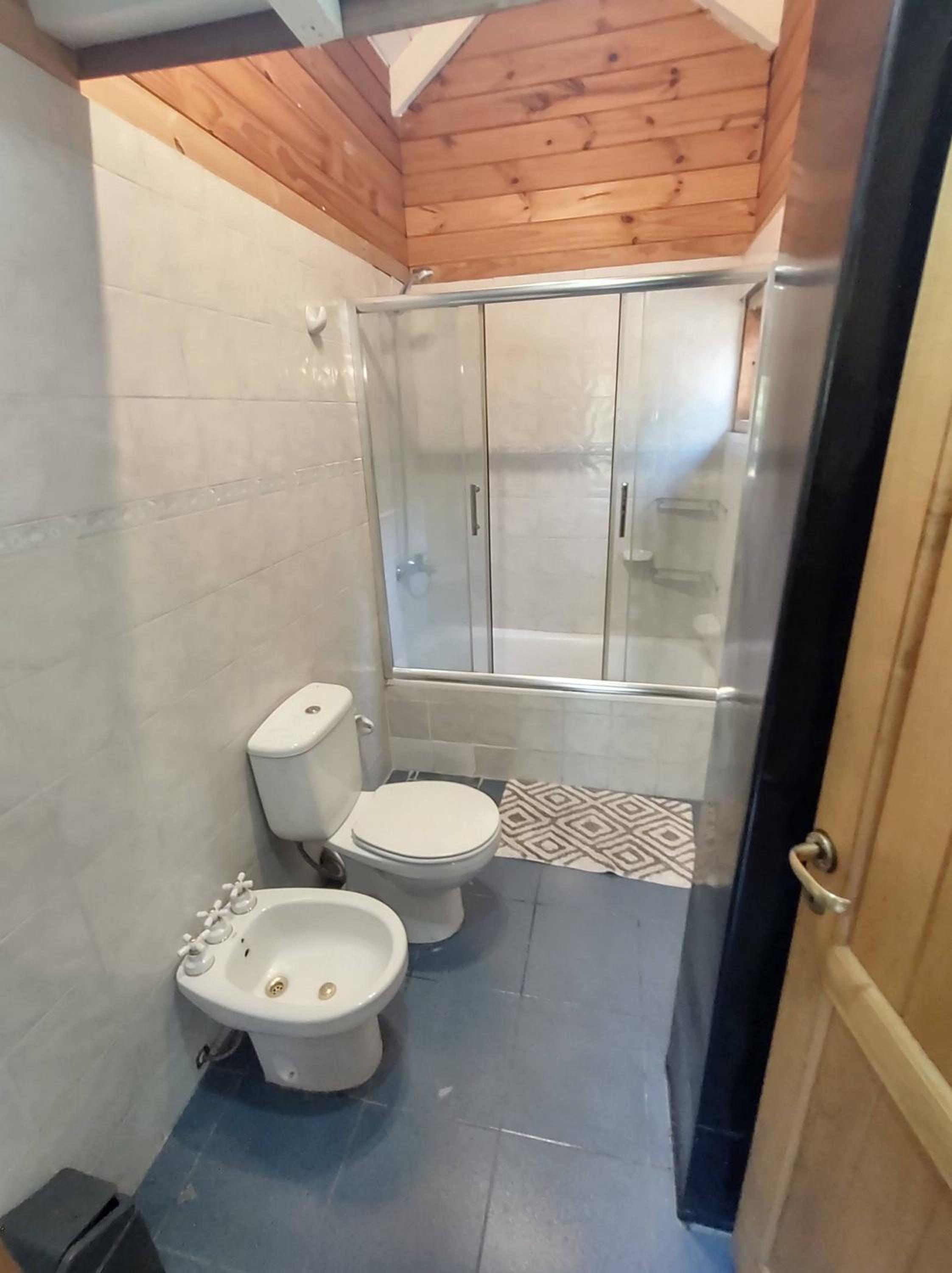 Cabaña rodeada de bosque nativo para 12 c parrilla