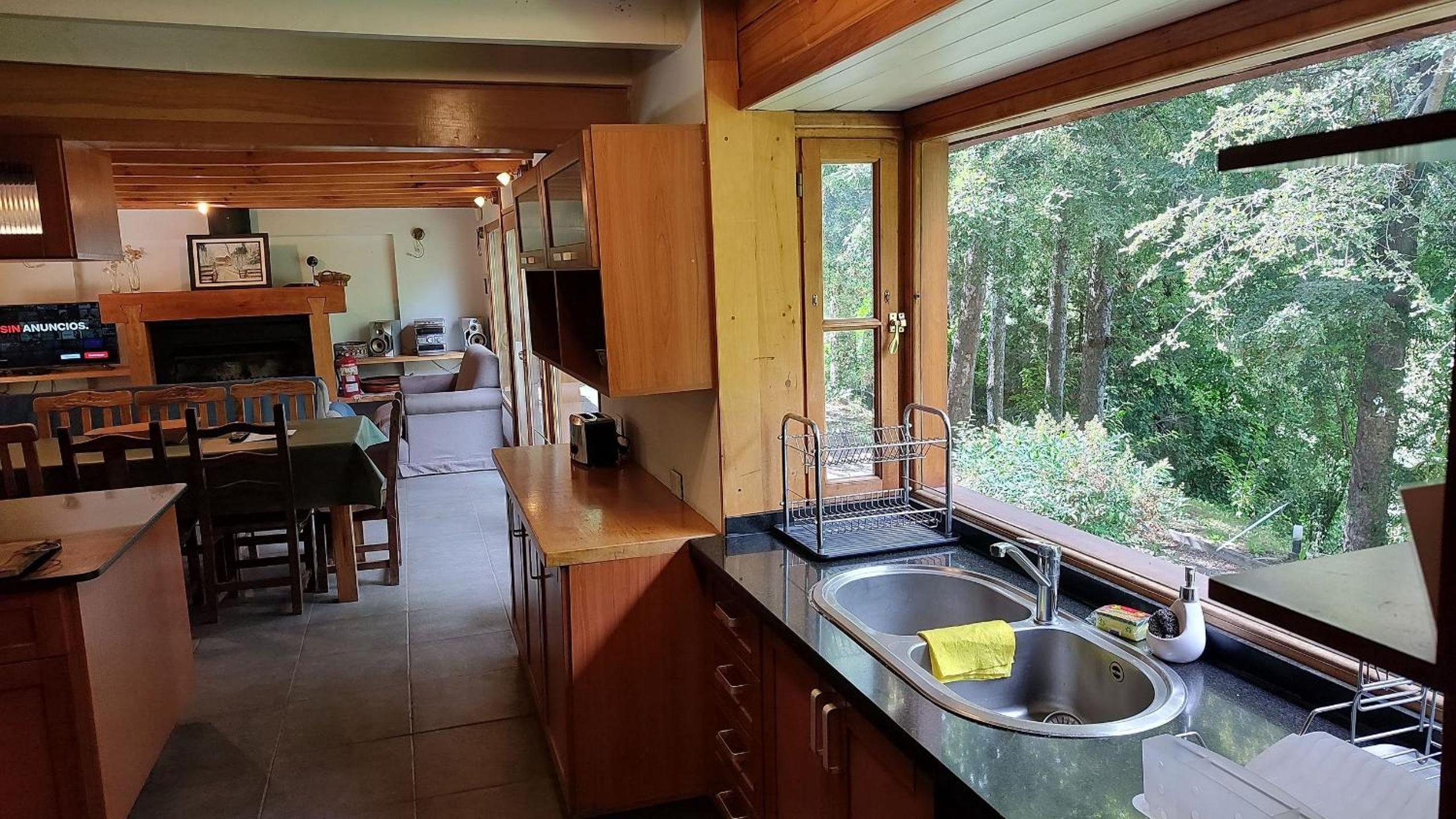 Cabaña rodeada de bosque nativo para 12 c parrilla