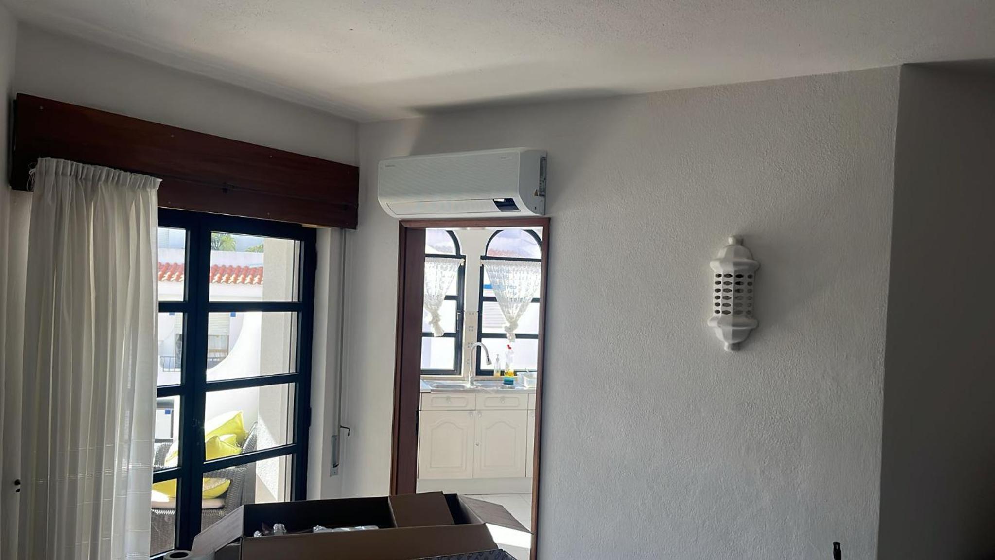 Spacious Two bedroom apt, 200m from the beach