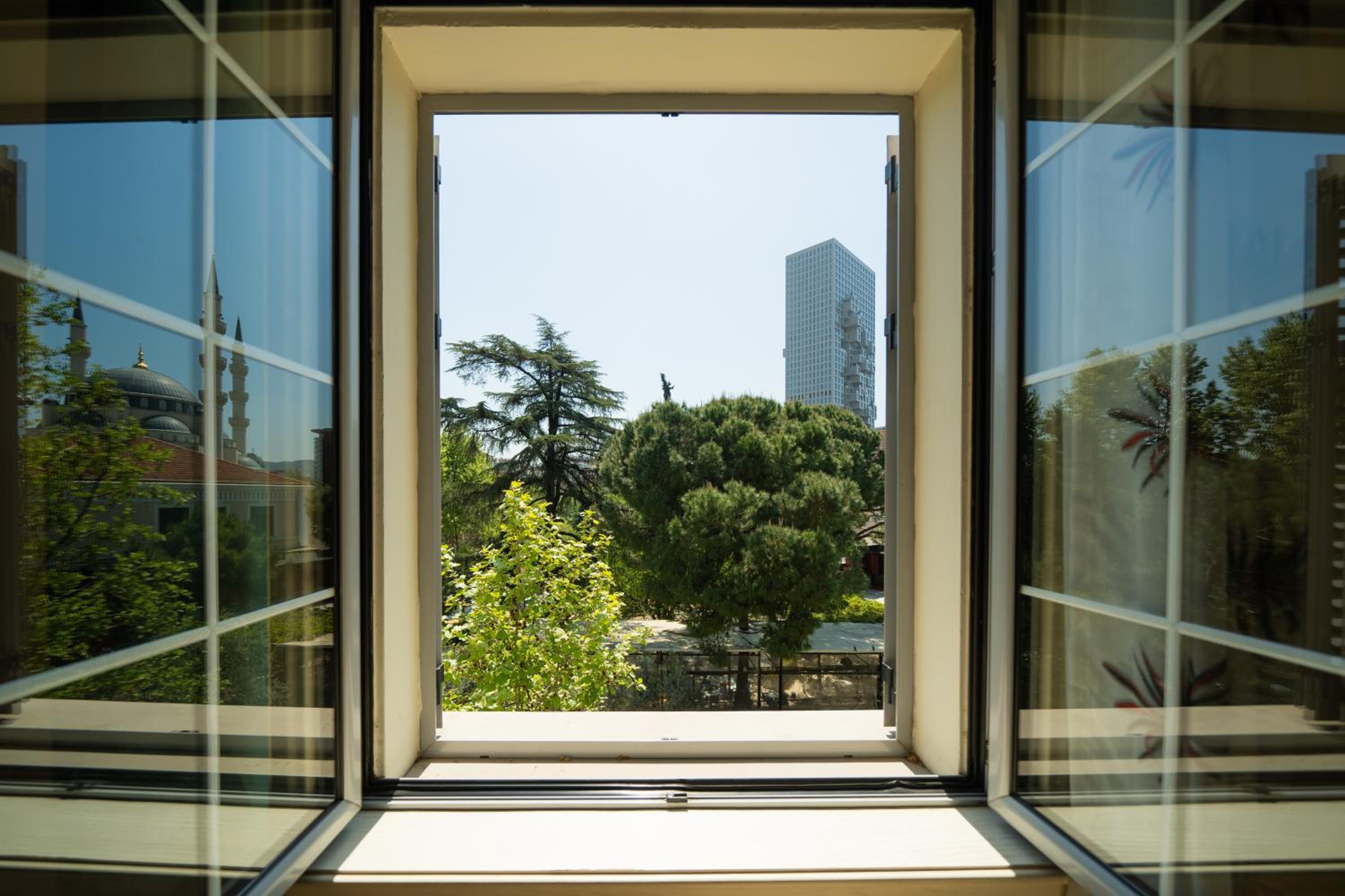 Prestigious Spacious Historical Apartment in city center