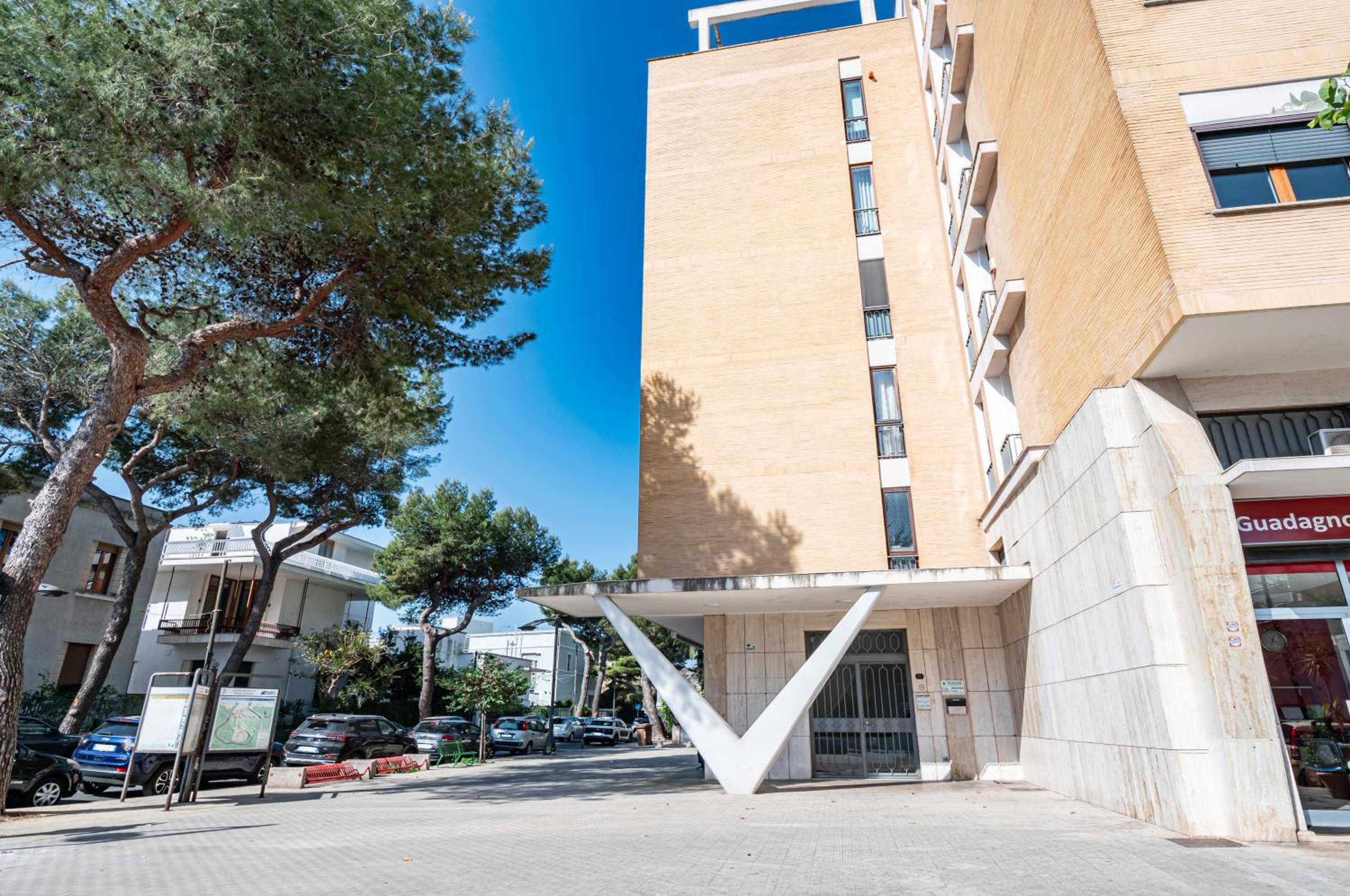 GuestHost - Garnopea Modern & Stylish Apartment with Balcony view 2