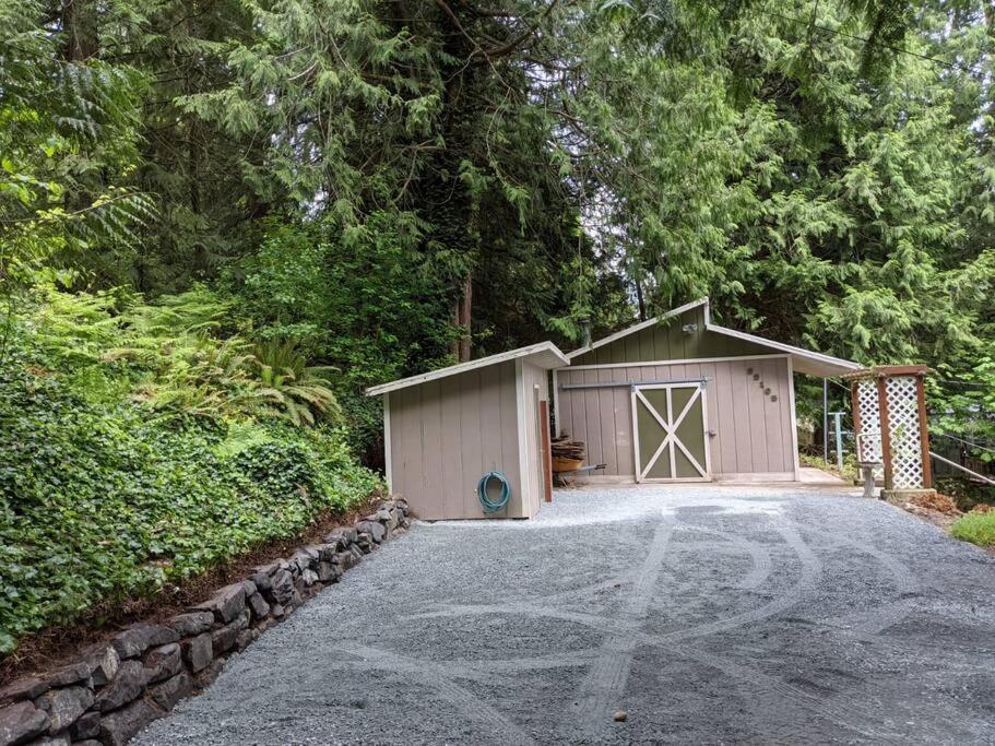 Guppies Lakehouse-Prvt. Lake Acc, Close to Rainier view 4