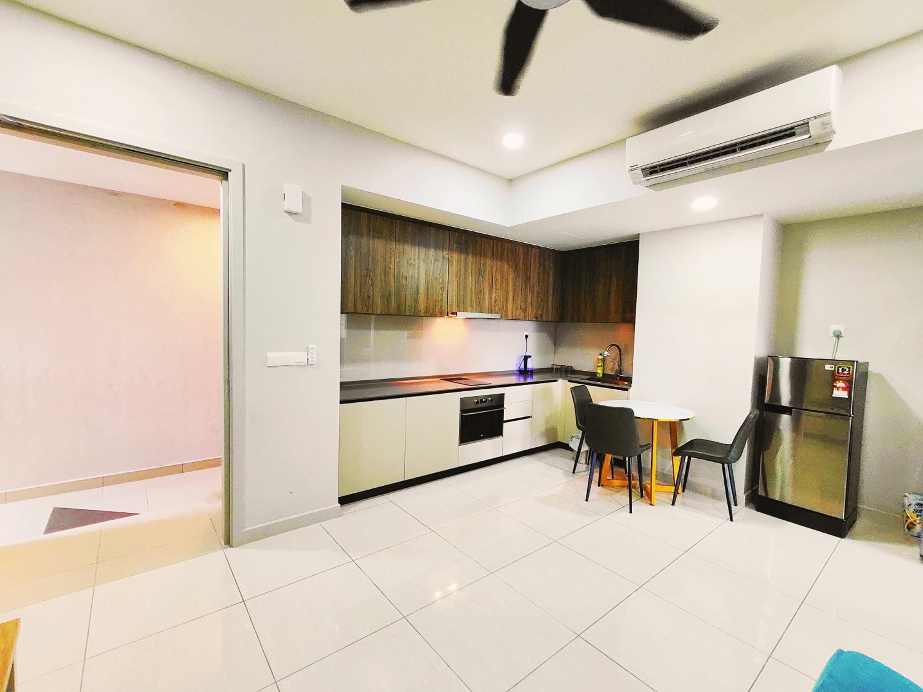 Central KL City Condo with Balcony Infinity Pool & LRT MRT & KLCC Mall Access