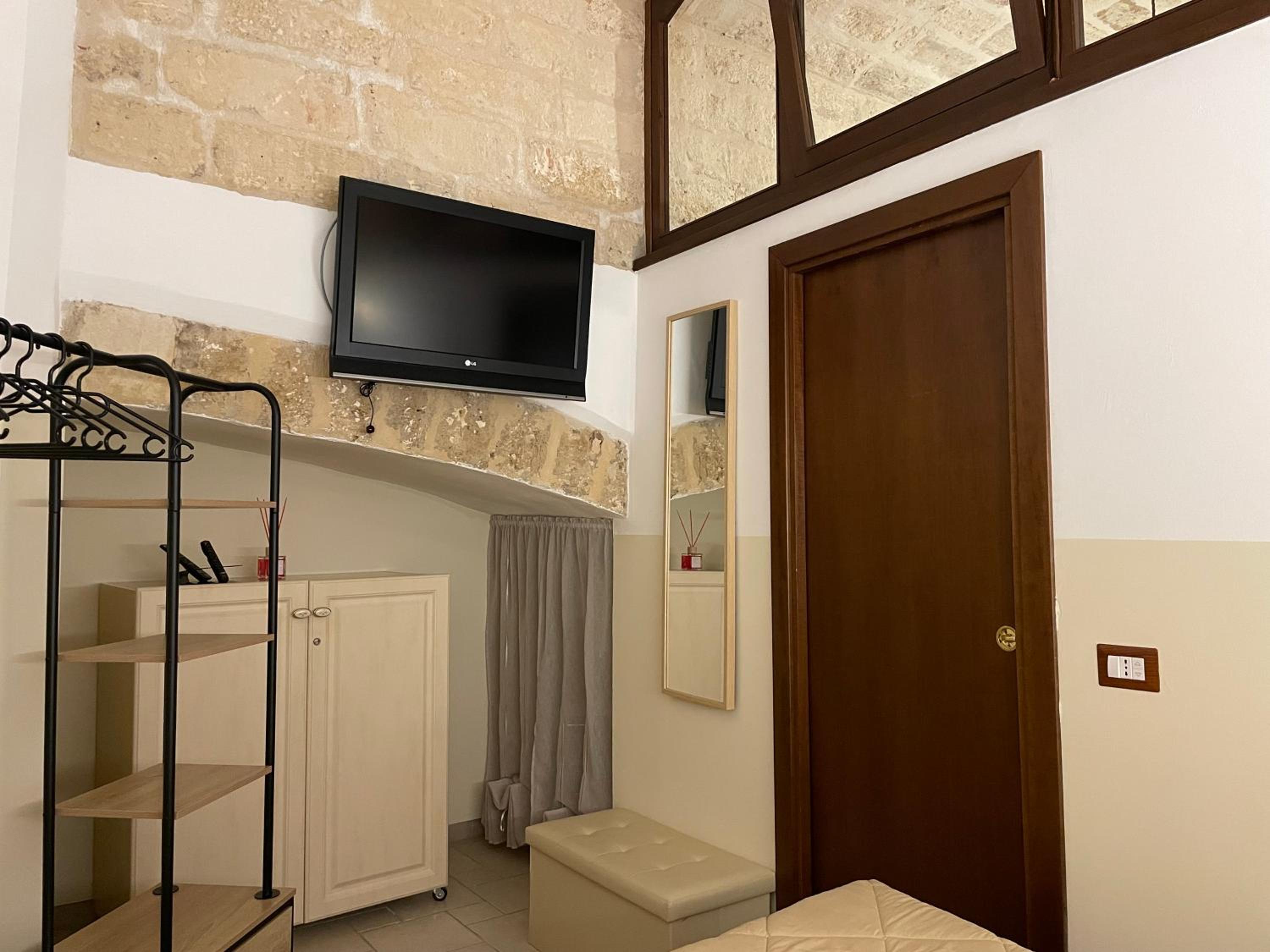 Historic Bari for three - DF Room Borgo Antico view 2