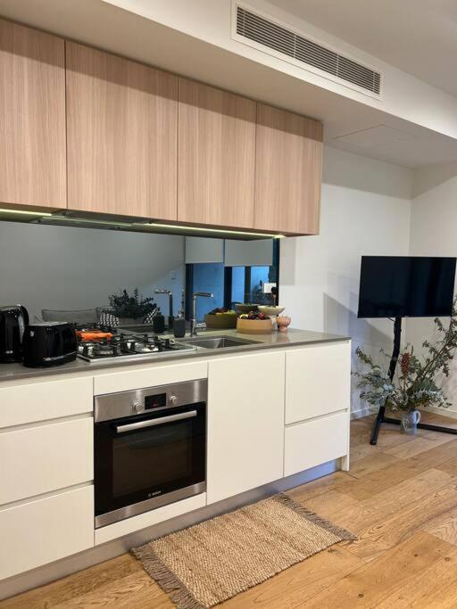 Exquisite Inner City Modern 1 Bedroom Apt