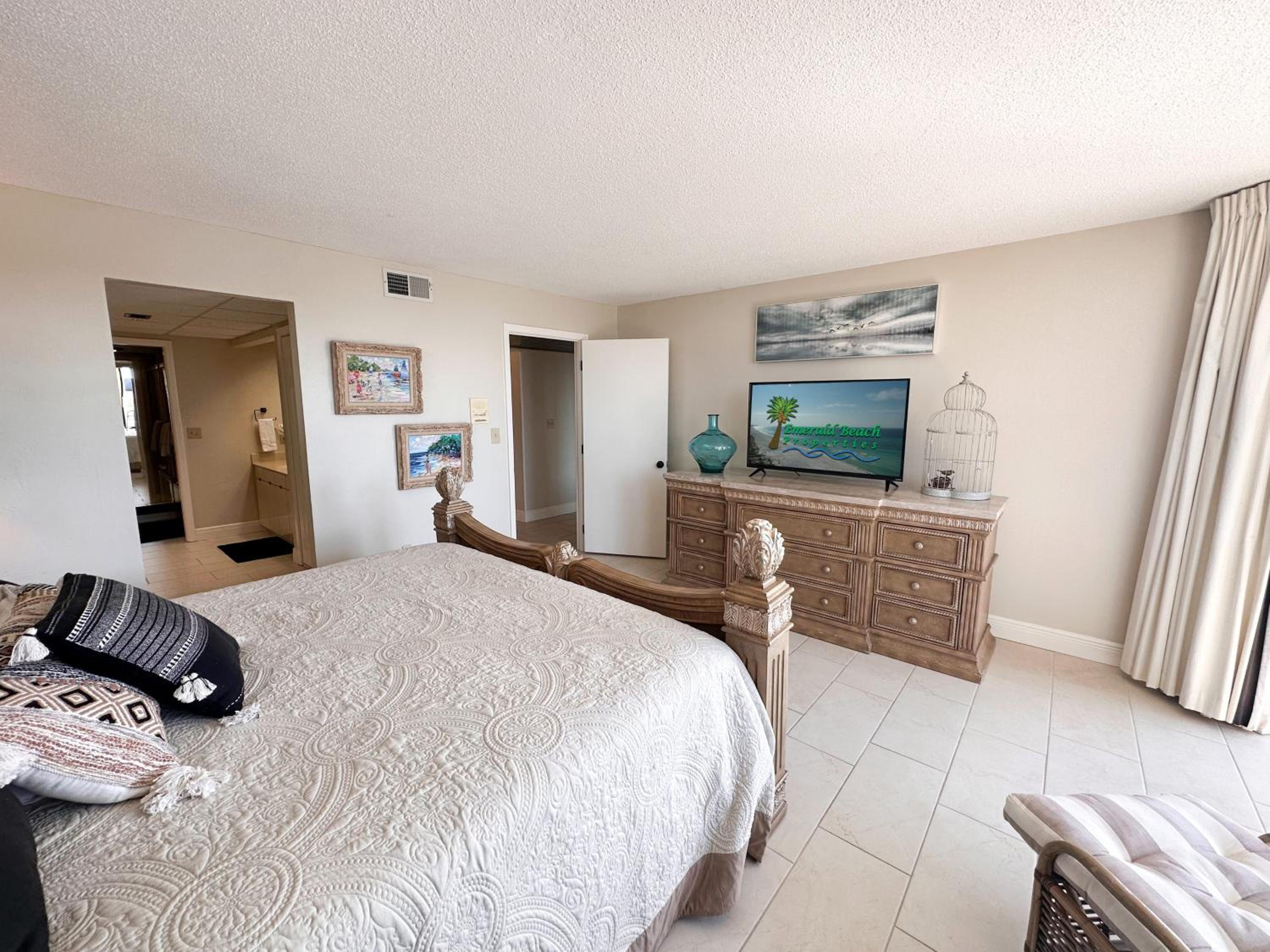 Edgewater 1-1212 'Combee's Penthouse HideAway' view 4
