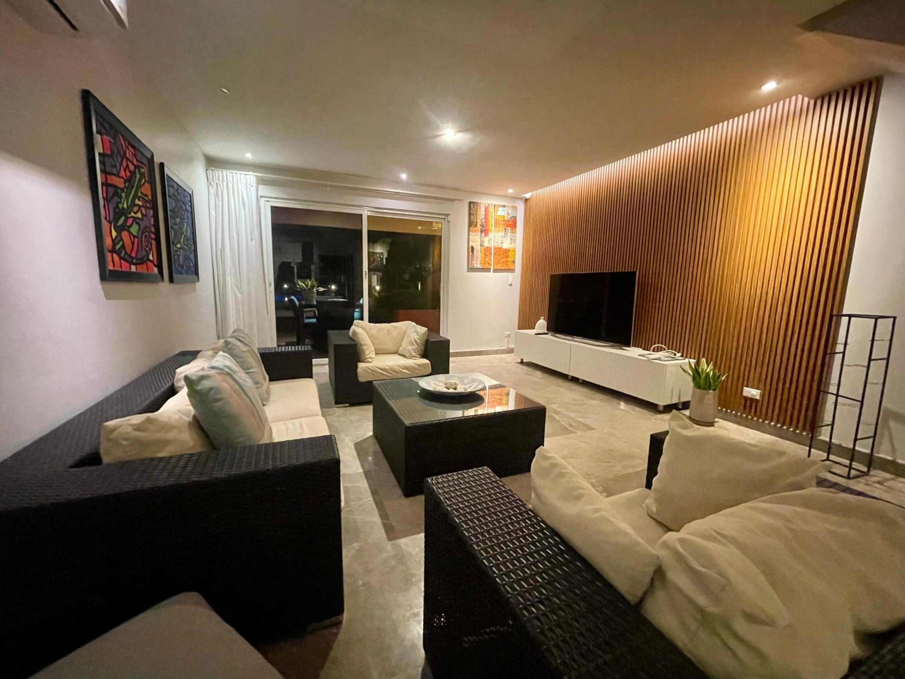 Eagle Beach luxury house, walking distance to the beach