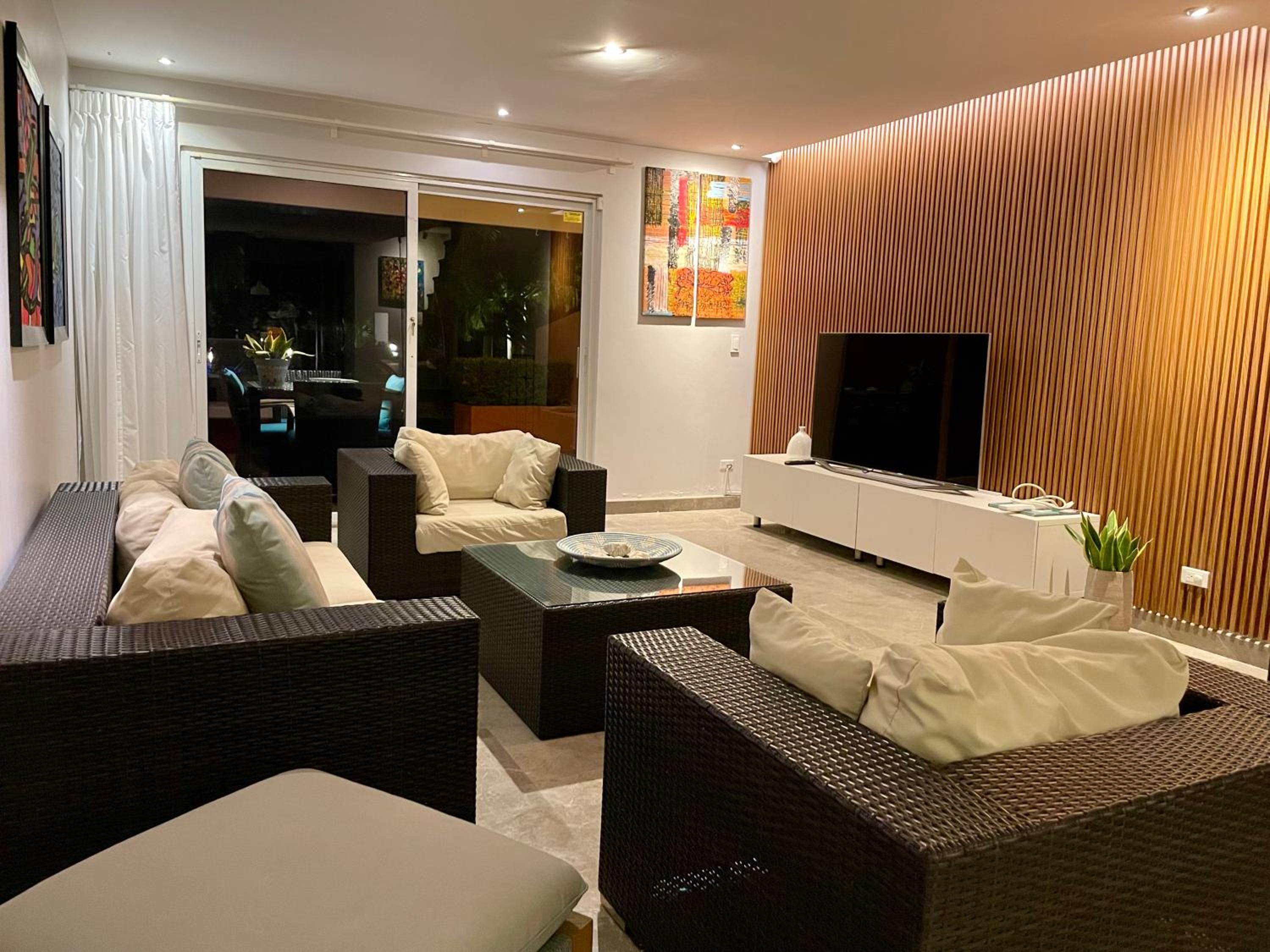 Eagle Beach luxury house, walking distance to the beach
