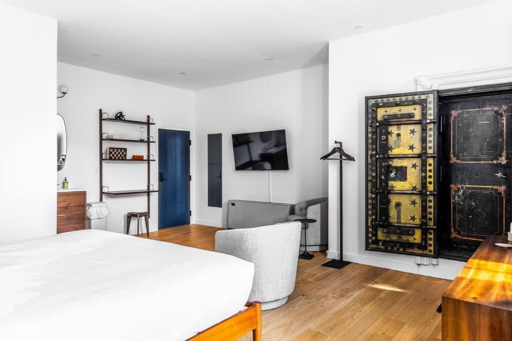 Historic Hotel, King Bed, Market Square View, Room # 201 view 5