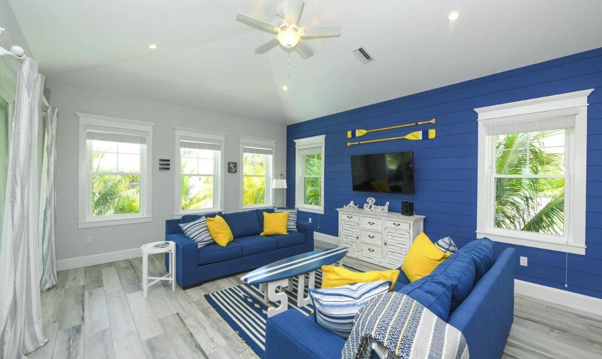 Anna Maria Beach House, 5 beds 6,5 baths, roof-top deck and pet-friendly! view 3