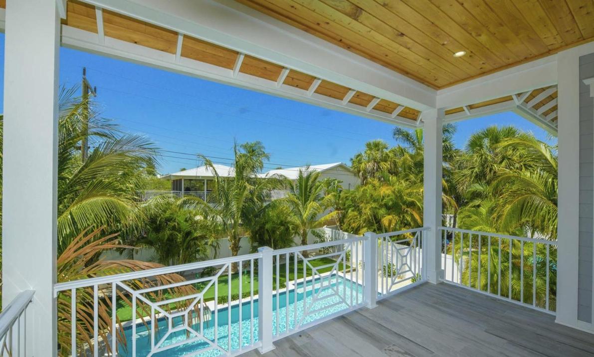 Anna Maria Beach House, 5 beds 6,5 baths, roof-top deck and pet-friendly! view 4