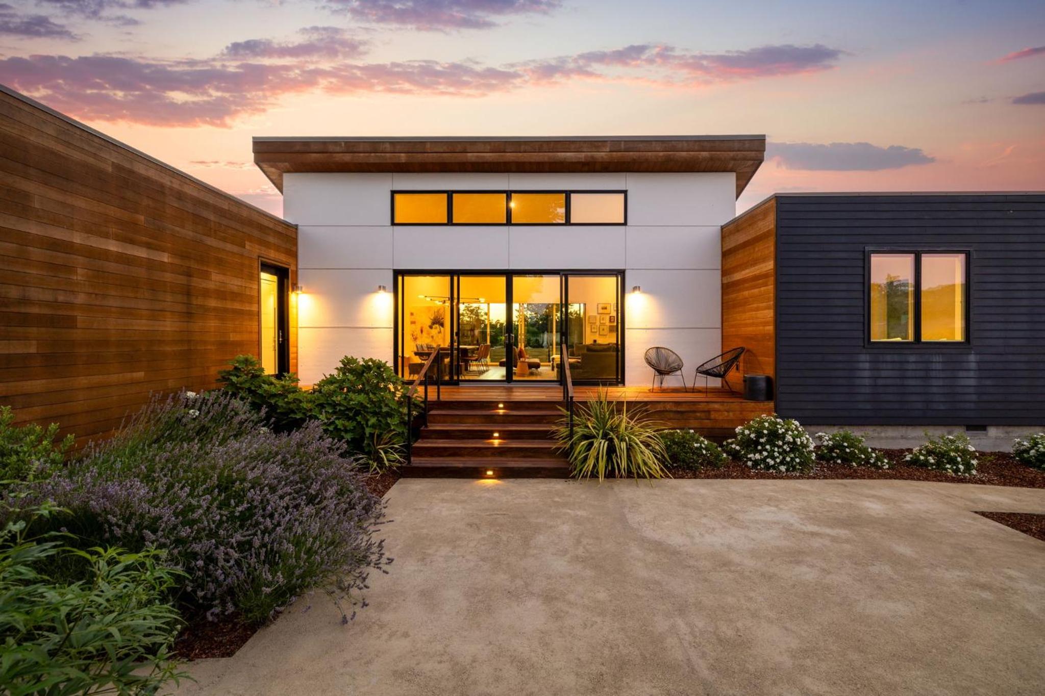 Year-Round Heated Pool - Hot Tub - Fire Pit - Lawn
